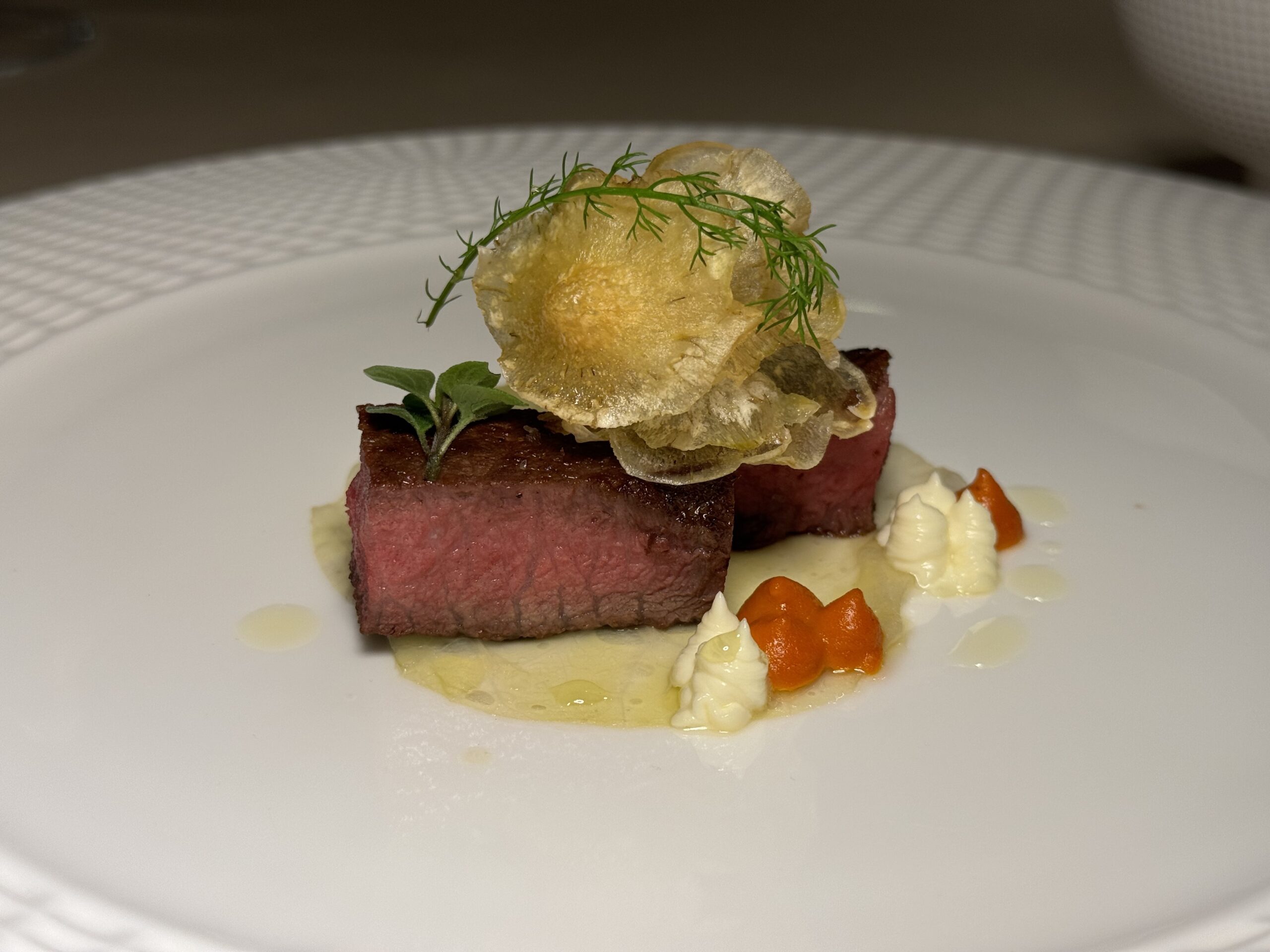 spalla di manzo al renon con cavolo bianco, peperoni e scalogno