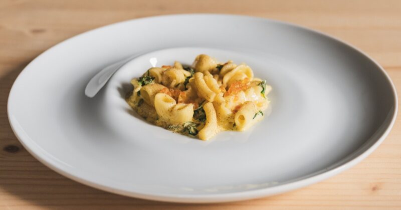 Mischiato potente allo zabaione, uova di trota, prezzemolo e capperi: la ricetta di Manuel Deretti