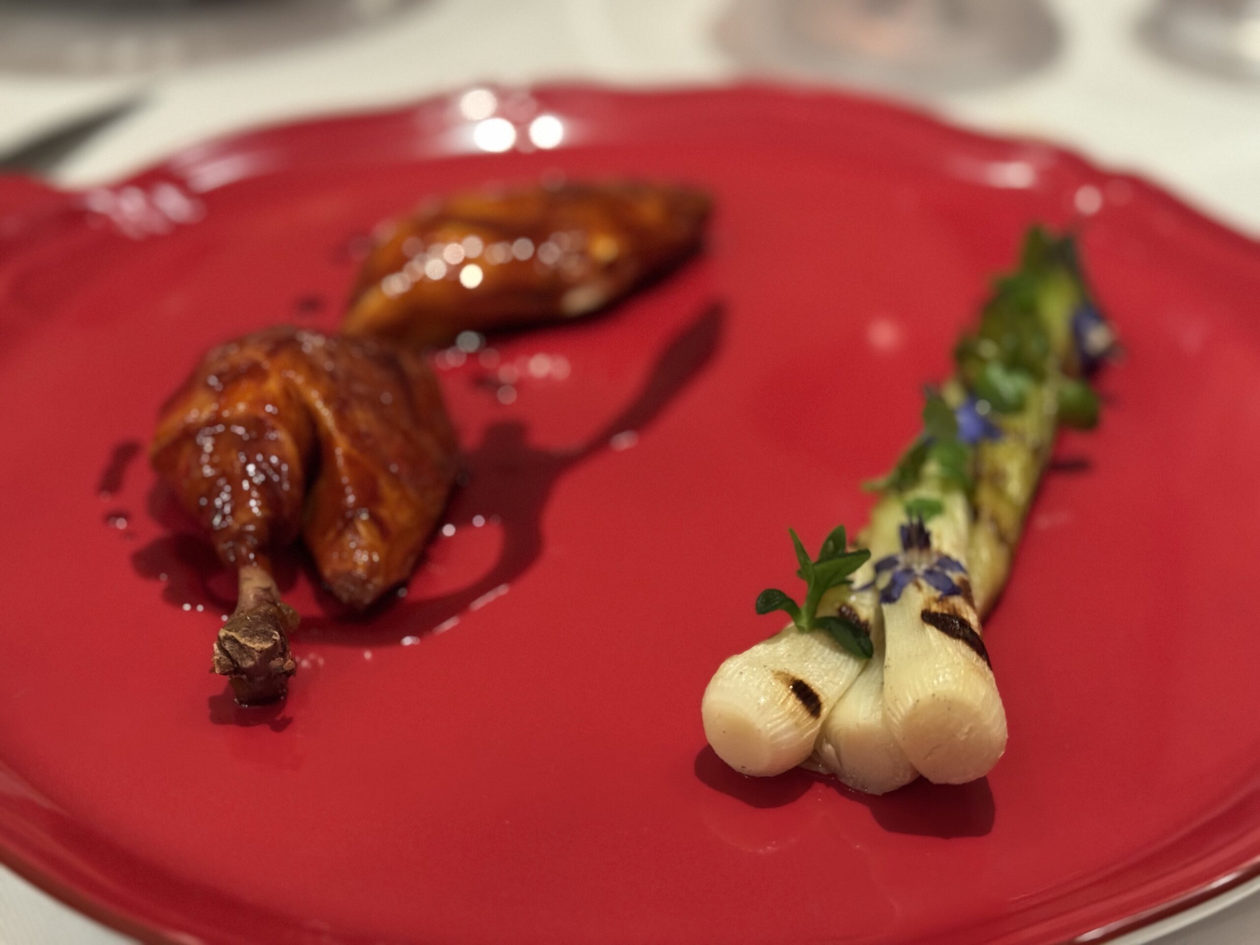 Pollo alla diavola con cipollotto fondente grigliato