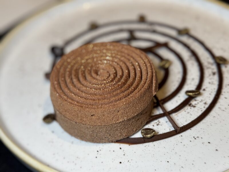 frolla alla nocciola e sfumature di caffè