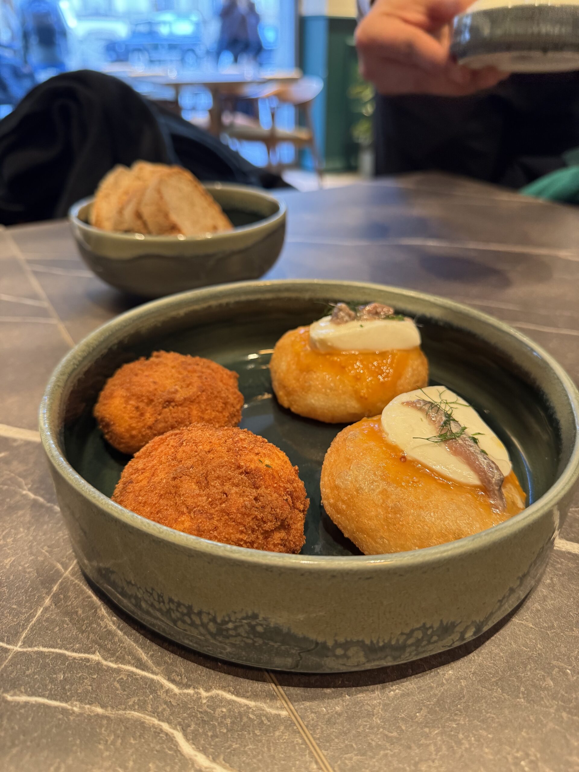 crocchè cilentano e pizza fritta con mozzarella di bufala e menaica, modus milano