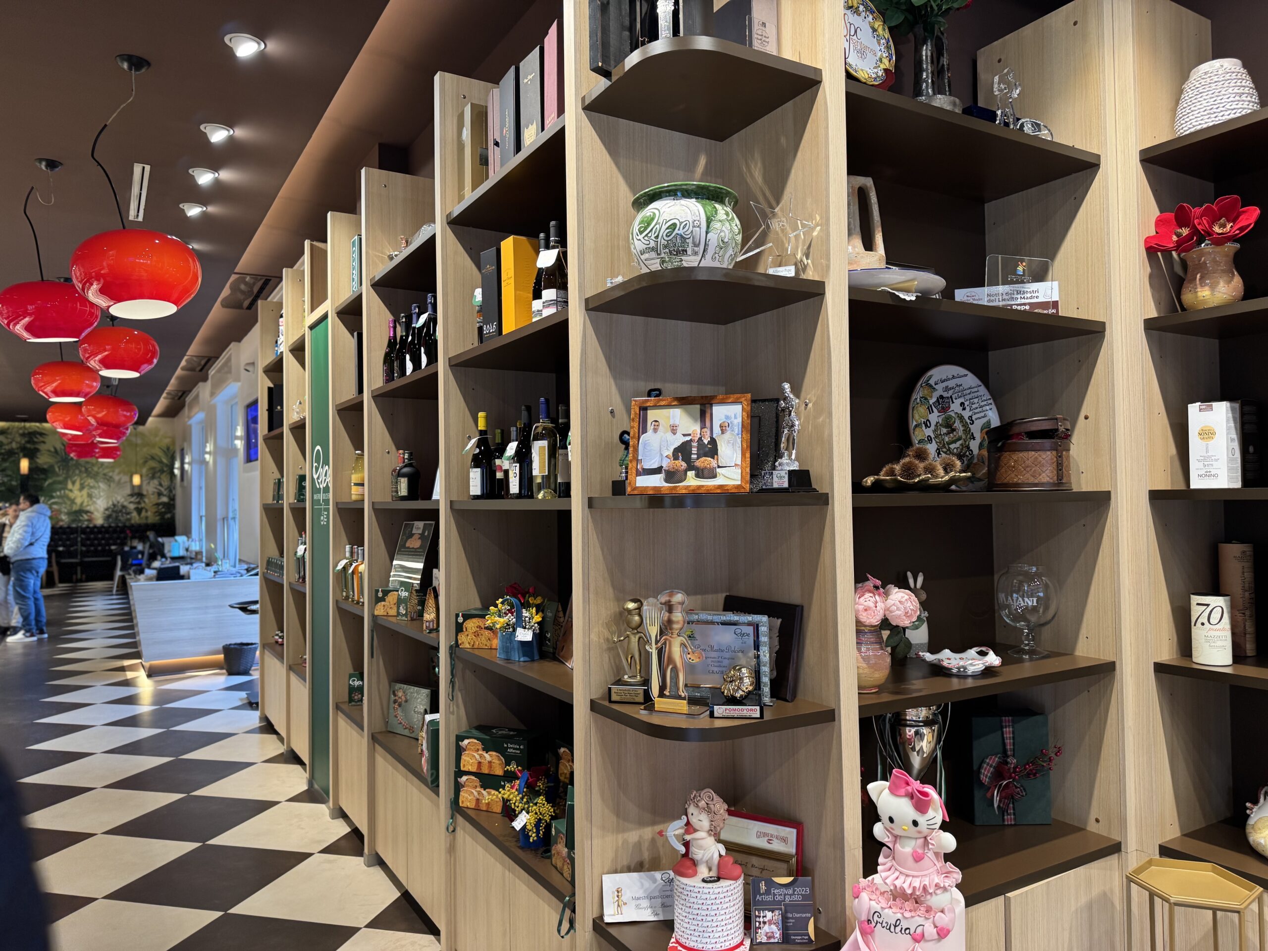 gli interni della pasticceria pepe