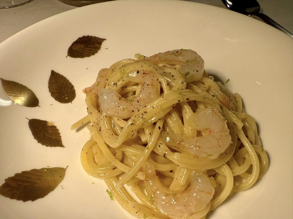 Ineo Restaurant Roma - Omaggio ad Heinz, i mitici spaghetti cacio e pepe con crudo di gamberi