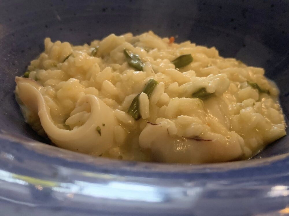 Dieci sedie a Tuscania, risotto di mare con asparagi selvatici