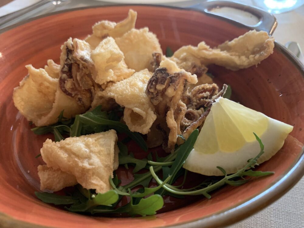 Dieci sedie a Tuscania, fritturina per chiudere