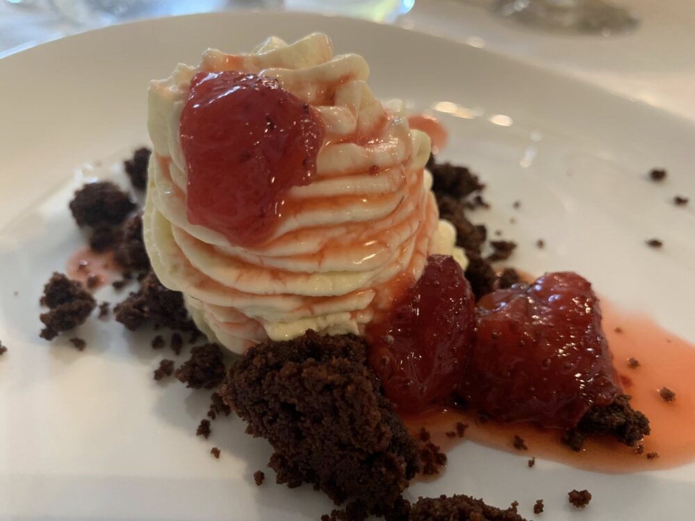 Dieci sedie a Tuscania, crema ai frutti rossi e crumble di cacao