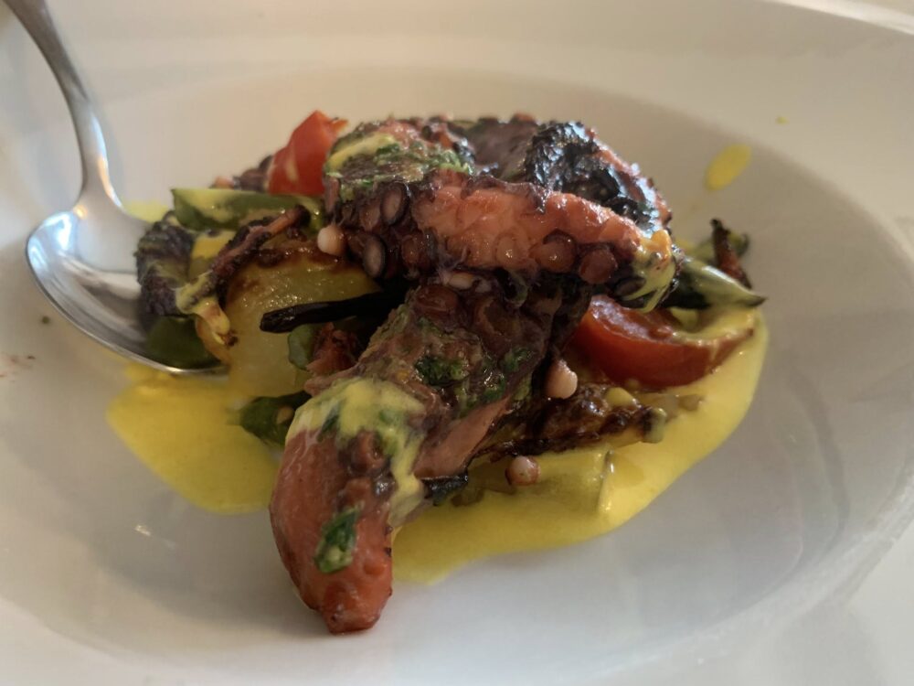 Dieci sedie a Tuscania, il polpo con verdure al forno e salsa allo zafferano