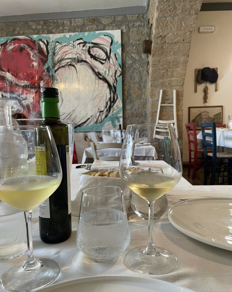 Dieci sedie a Tuscania, scorcio della sala