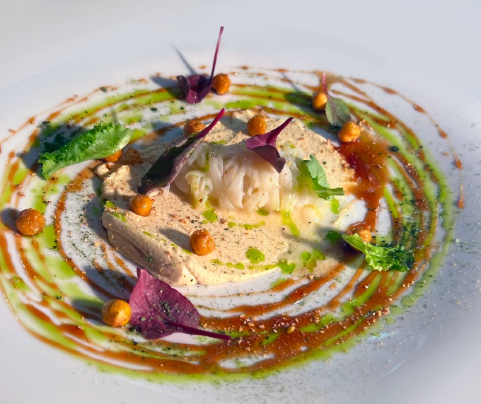 Tagliatella di calamaro marinato al limone, Hummus di ceci e ceci croccanti, riduzione di Passito di coda di volpe