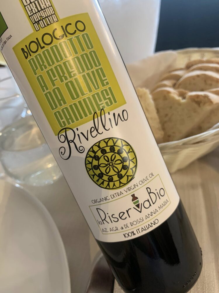 Dieci sedie a Tuscania, pane e olio della Tuscia