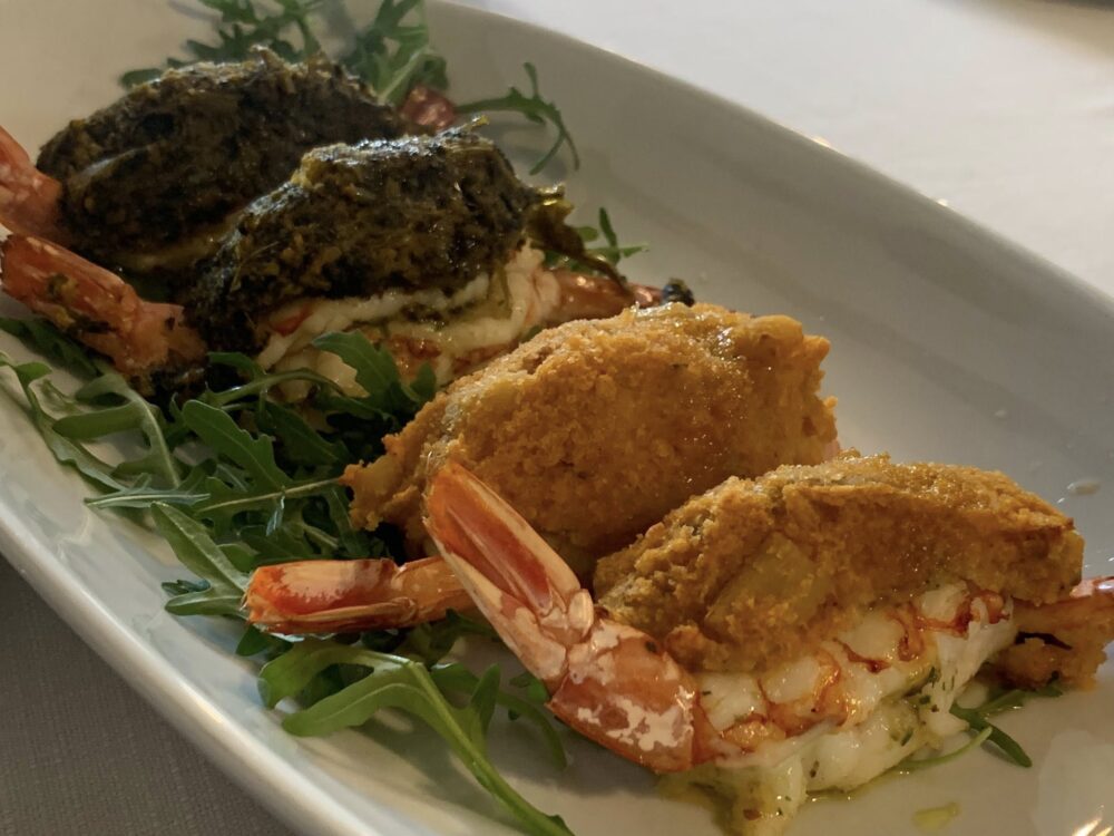 Dieci sedie a Tuscania, gamberi con melanzane e cicoria