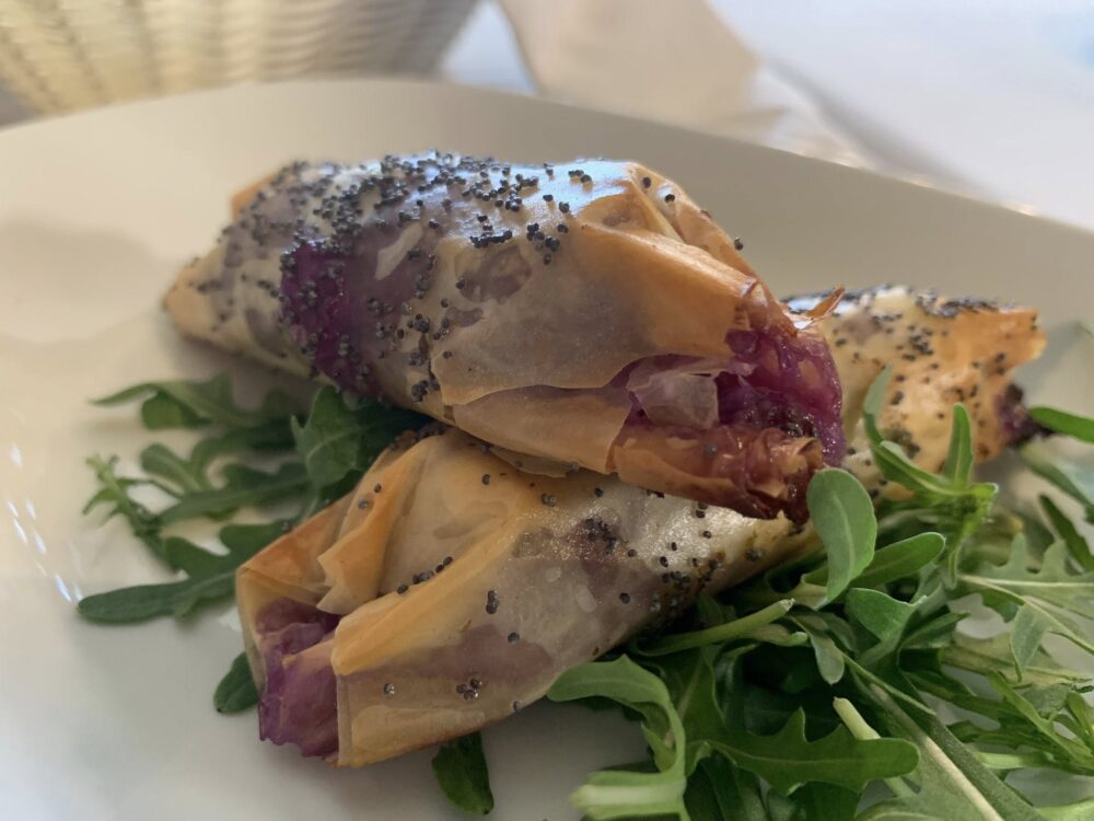 Dieci sedie a Tuscania, caramelle giganti con tonno e cavolo viola