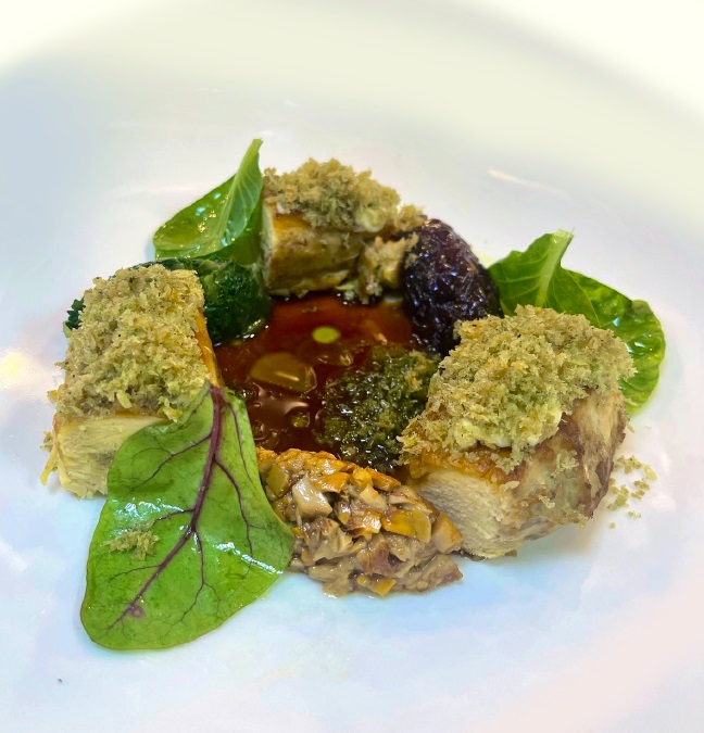 Faraona, pane croccante alle erbe, duxelle di gallinaccio, chutney di cipolla Alifana e quenelle di bieta al burro