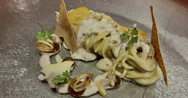 Spaghettino di Gragnano, frutti di mare, mandorla pizzuta di Avola e mandarino cinese: la ricetta di Giorgio Comitini