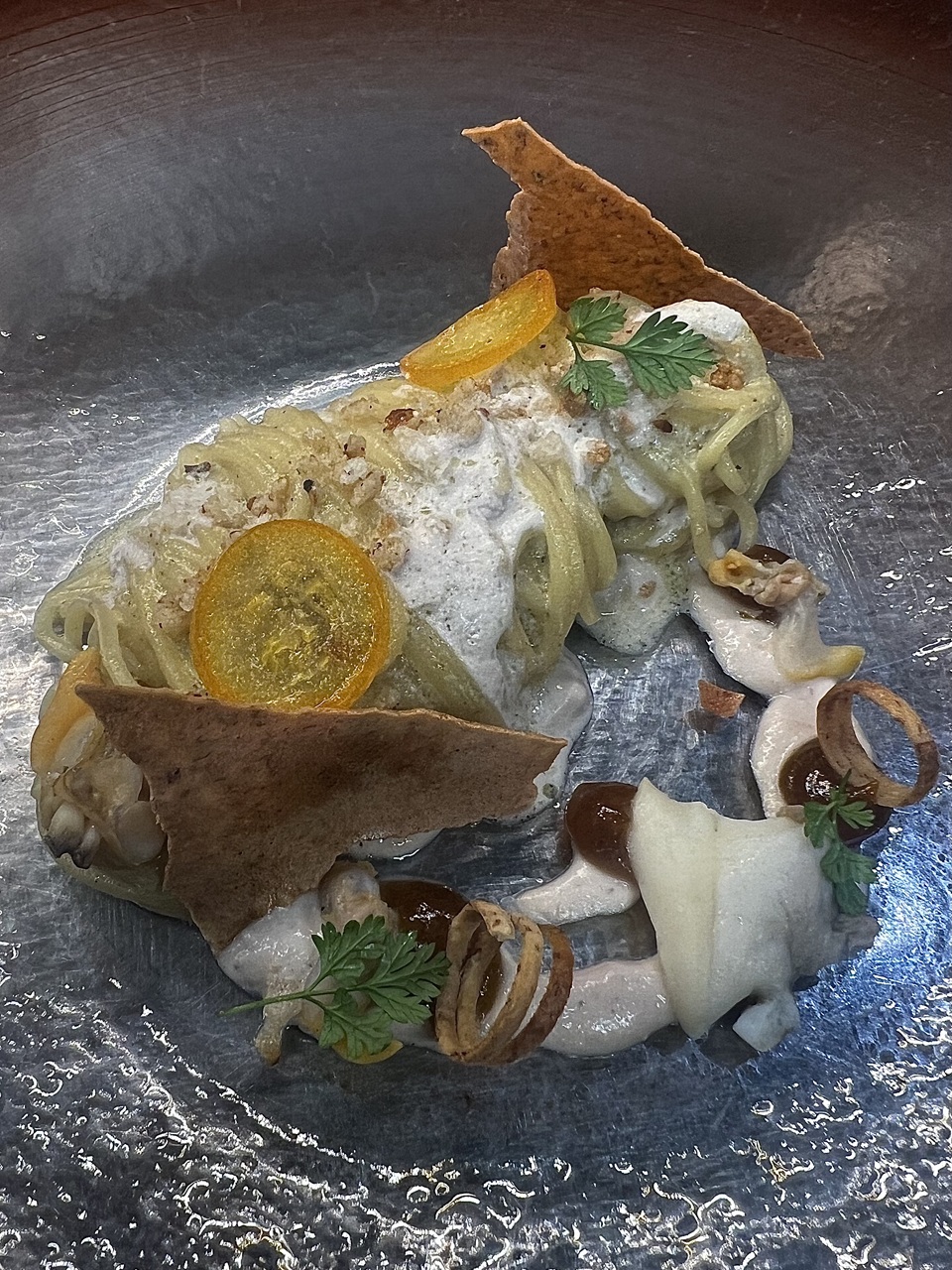 Spaghettino di Gragnano, frutti di mare, mandorla pizzuta di Avola e mandarino cinese - Giorgio Comitini