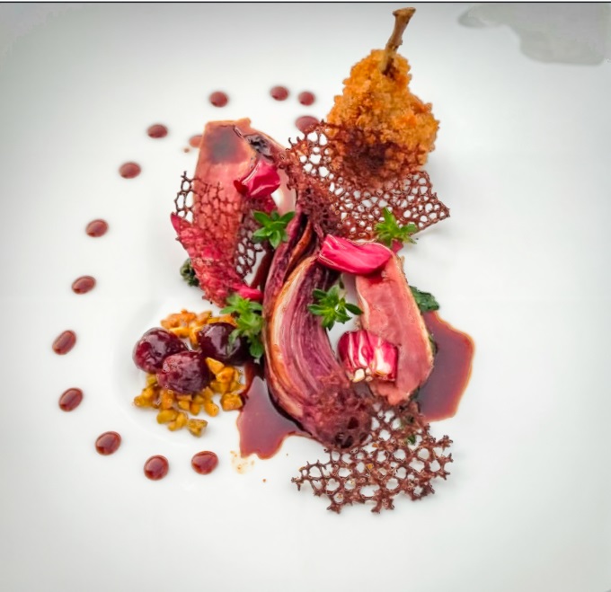 Petto scottato e coscia farcita di piccione con la sua demi glace, radicchio brasato all’aglianico del beneventano