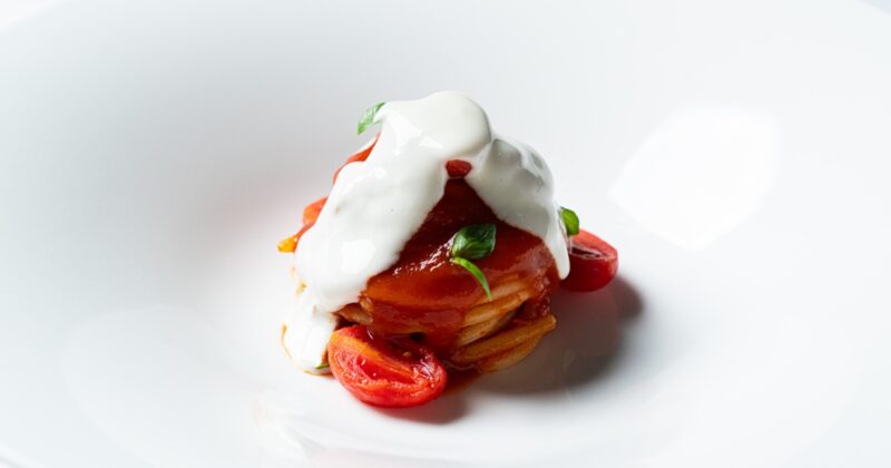 Ricordo di uno “spaghetto allo scarpariello”: pomodoro, basilico e pecorino di Fossa IGP di Agostino Schettino
