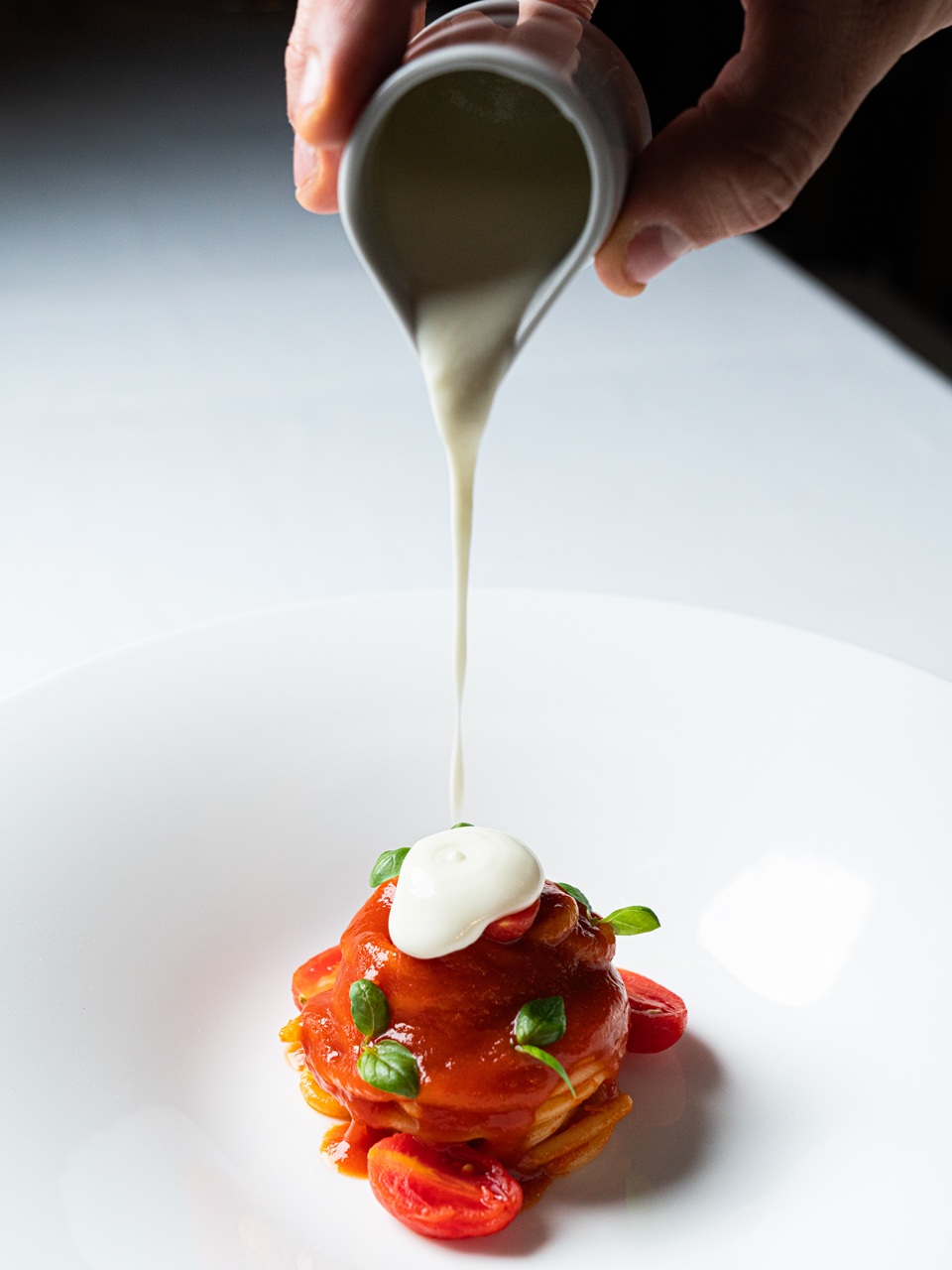 Ricordo di uno “spaghetto allo scarpariello”: pomodoro, basilico e Pecorino di Fossa Sogliano DOP - Agostino Schettino
