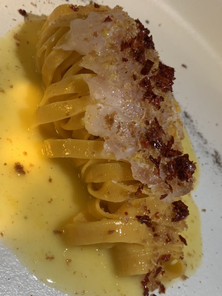 Casamare a Salerno, le fettuccine con crudo di scorfano e peperone crusco
