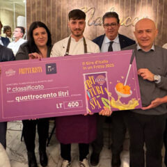 Il vincitore del contest, Alessandro Santilli, con Stefano Vezzani, Anna Baccarani, Luciano Pignataro, Barbara Guerra e Albert Sapere