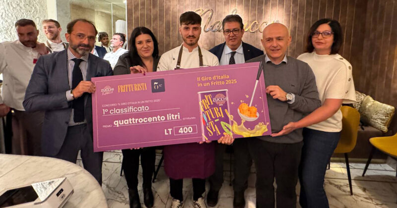 Il vincitore del contest, Alessandro Santilli, con Stefano Vezzani, Anna Baccarani, Luciano Pignataro, Barbara Guerra e Albert Sapere