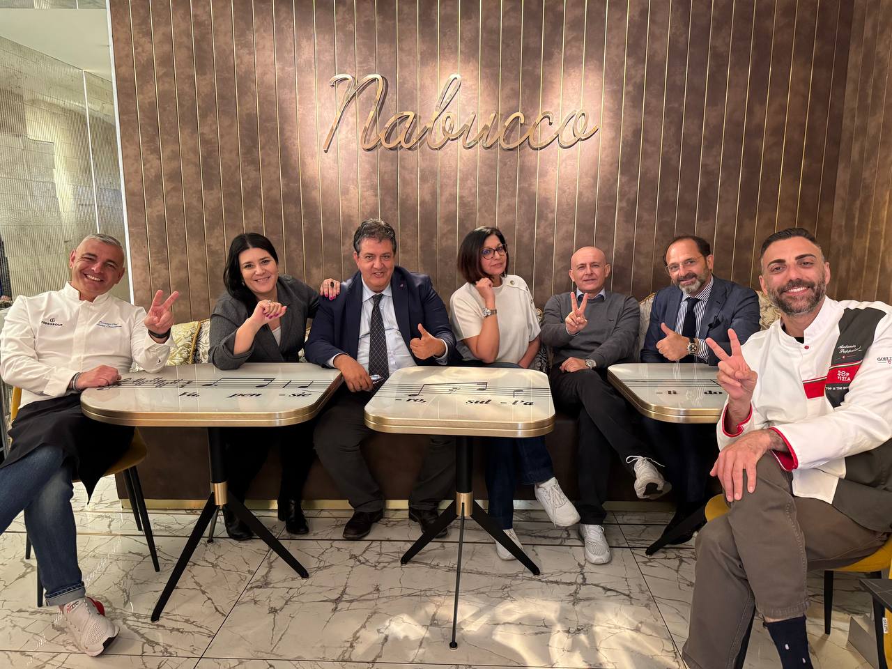 La giuria del contest "Il Giro d'Italia in un Fritto 2025"; da sx Raimo Chiacchiera, Anna Baccarani, Luciano Pignataro, Barbara Guerra, Albert Sapere, Stefano Vezzani, Antonio Pappalardo