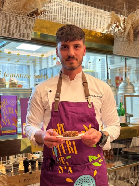 Il vincitore del contest, Alessandro Santilli, con la sua preparazione "Saltimbocca alla Romana"