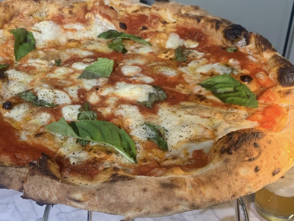 Arte bianca della Pizza, la provola e pepe