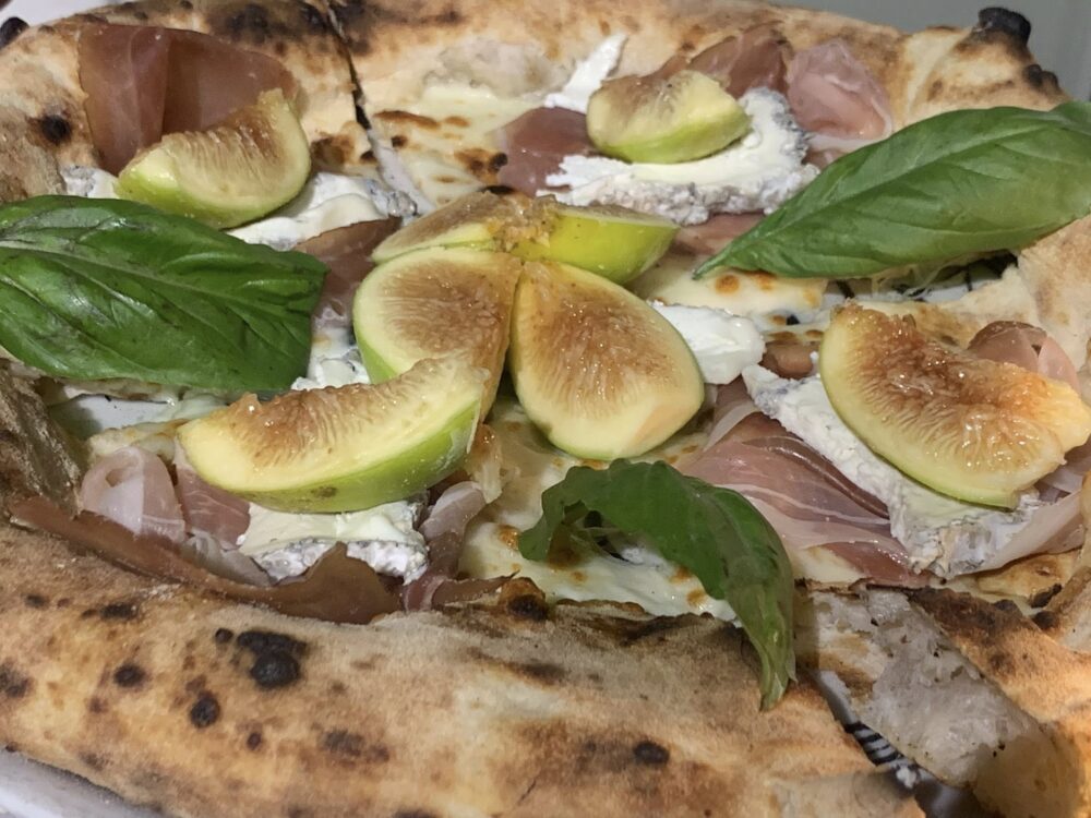 Arte bianca della Pizza, la Monte Stella con il formaggio di capra di Tenuta Mazzacane