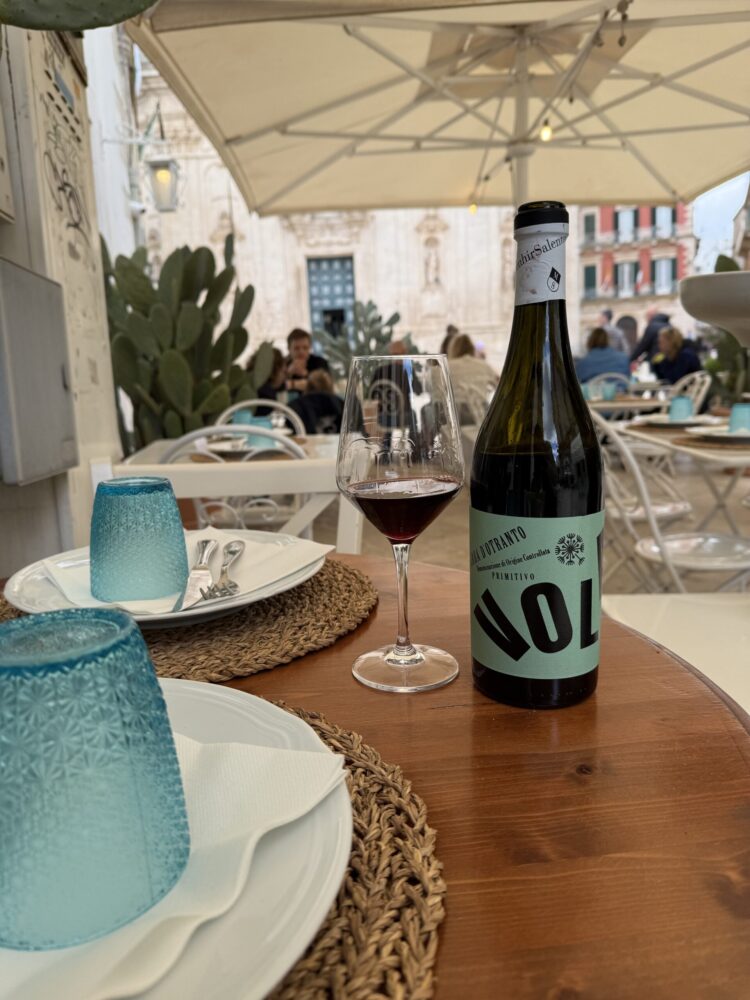 Calice e bottiglia di Primitivo “Vola” – Menhir Salento