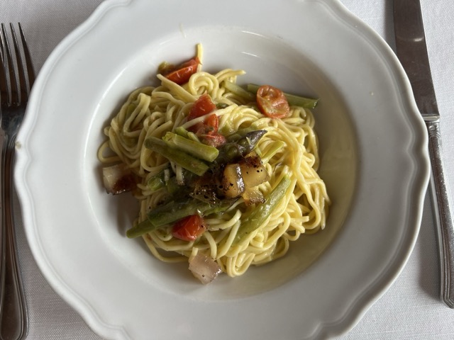 Chitarrina con asparagi, guanciale e pomodorini