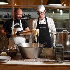 Ciro di Maio mentre prepara la mozzarella