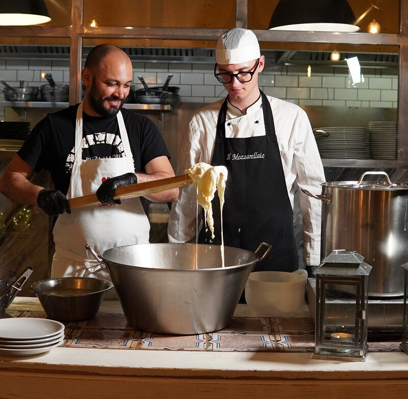 Ciro di Maio mentre prepara la mozzarella