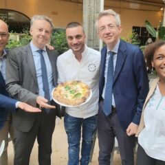 Peppe Cutraro con sindaco Manfredi, Antimo Caputo, ambasciatore Briens e console Moutoumalaya