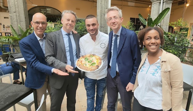 Peppe Cutraro con sindaco Manfredi, Antimo Caputo, ambasciatore Briens e console Moutoumalaya