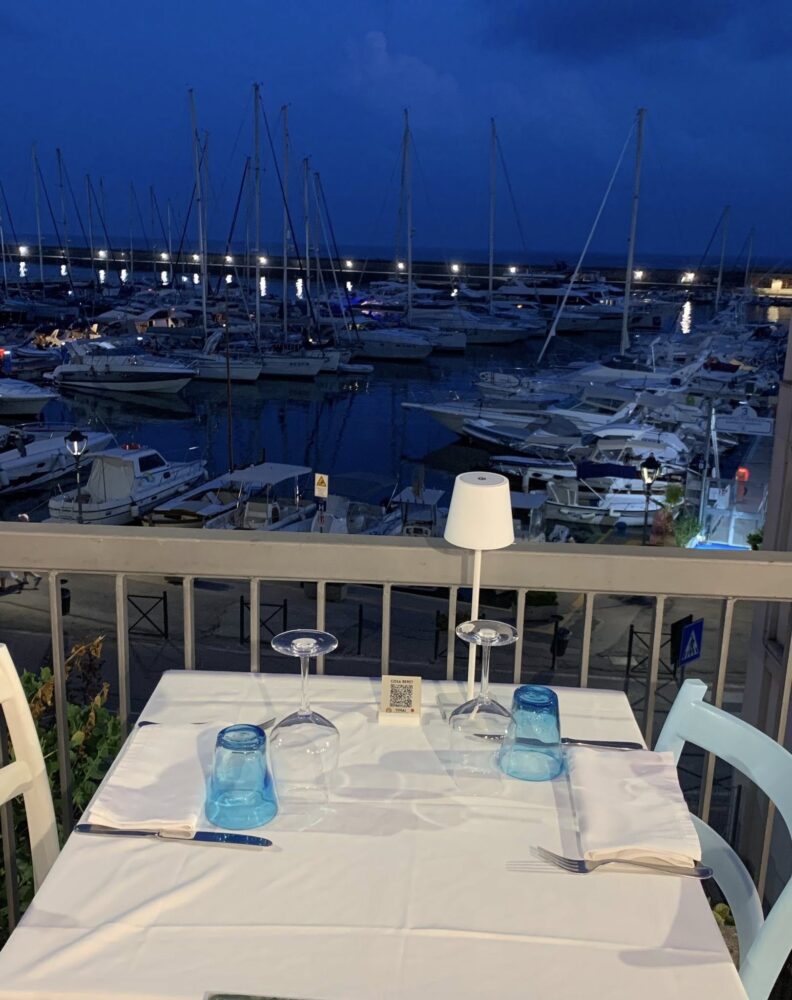 La Taverna del Mozzo, uno dei tavoli affacciato sul porto