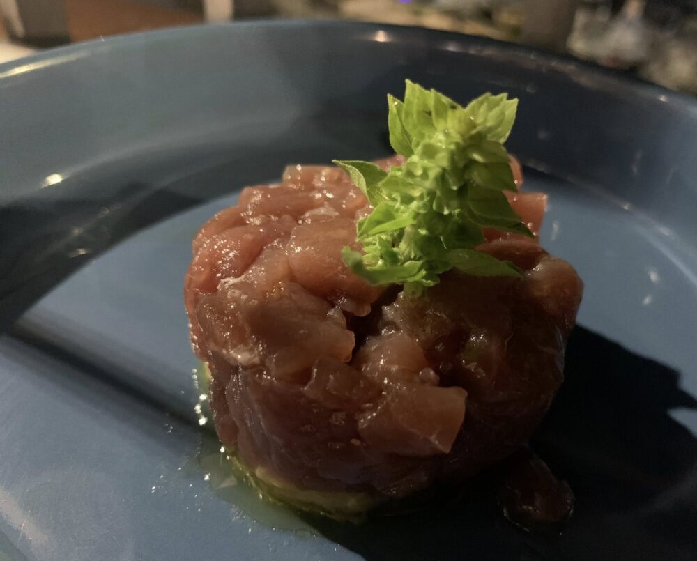 La Taverna del Mozzo, tartare di tonno su zucchine alla scapece