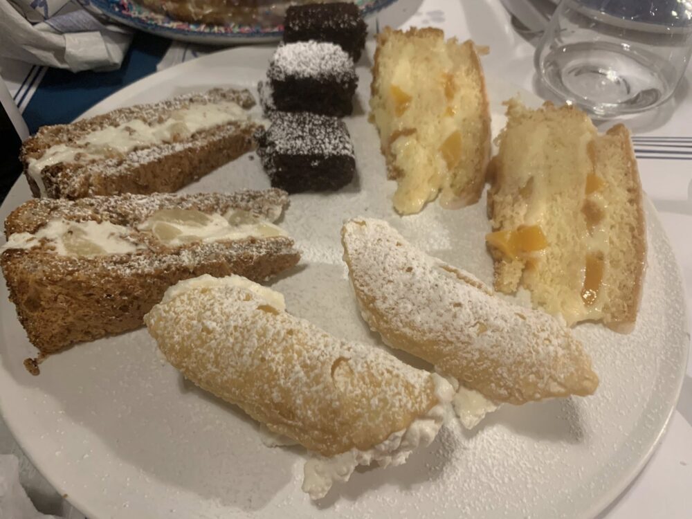  'A Tartana ad Acciaroli, mix di dolci fatti in casa