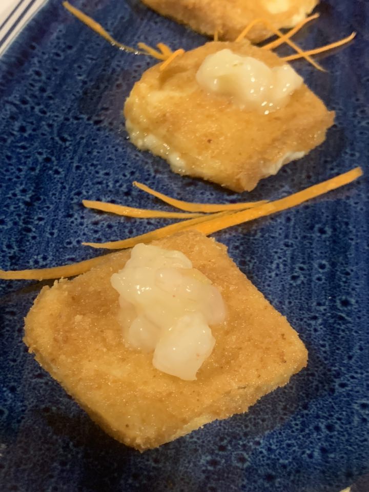'A Tartana ad Acciaroli, formaggio fritto con gamberetti al limone