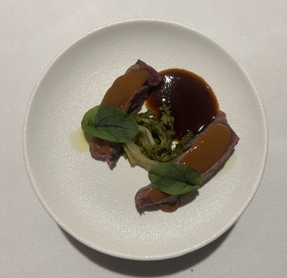 Tataki di pecora, pinzimonio al prezzemolo e chardonnay, salsa ai ricci di mare