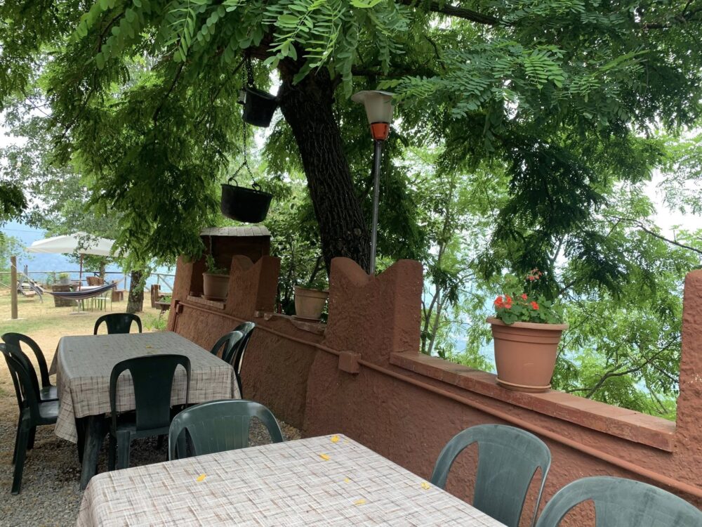 La Baita a Cuccaro Vetere, i tavoli all'esterno