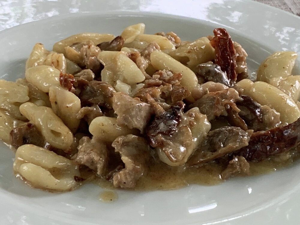 La Baita a Cuccaro Vetere, cavatelli con funghi e pomodori secchi