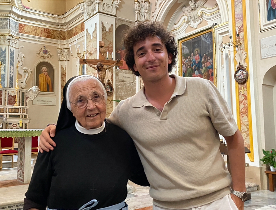 Alberto Carrato con suor Gabriella nella chiesa di San Pietro
