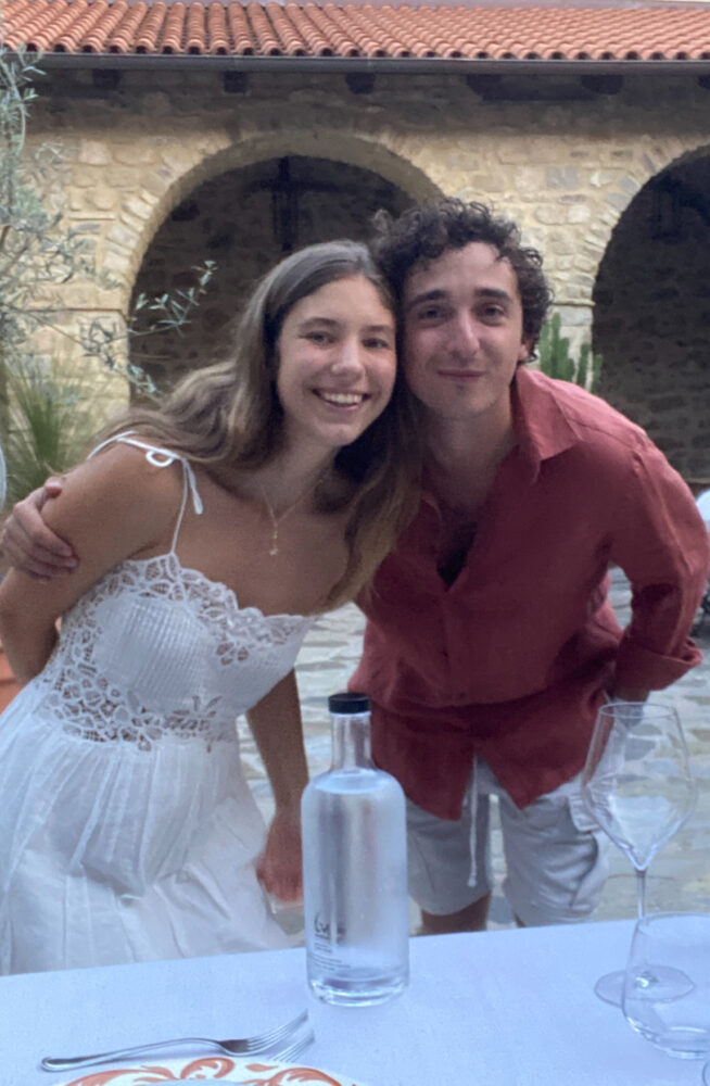 Alberto e Maria Chiara nel chiostro