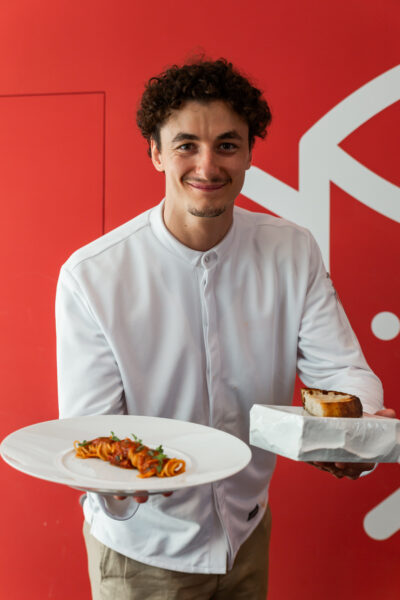 Il vincitore del contest, Niccolò Recalcati, con la sua preparazione "Pasta al pomodoro"