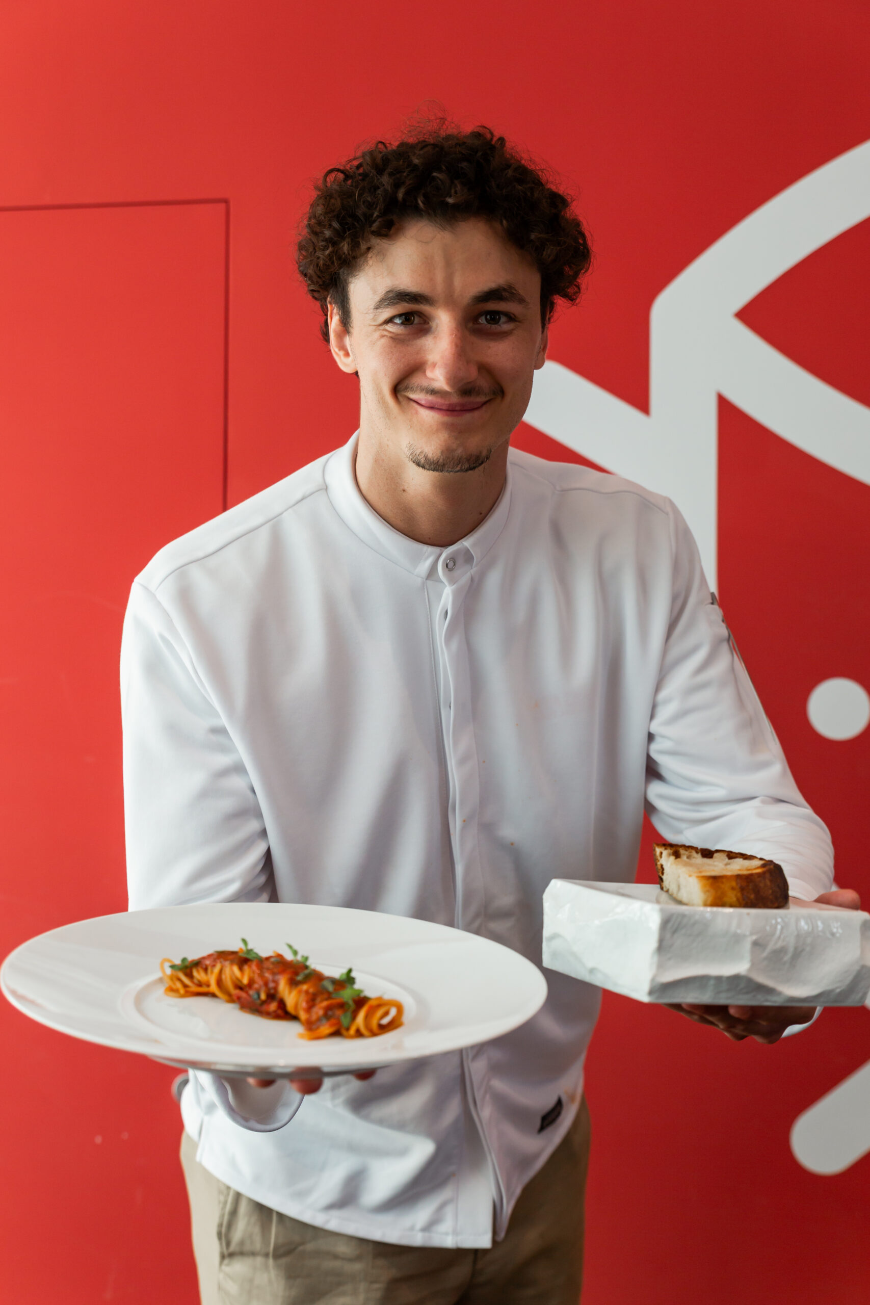 Il vincitore del contest, Niccolò Recalcati, con la sua preparazione "Pasta al pomodoro"
