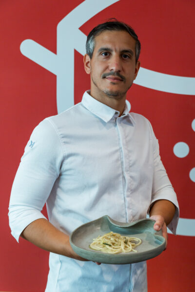 Giulio Luigi Zoli con la sua preparazione "Spaghetti alla Chitarra, Citrus, Provola, e Lapsang"
