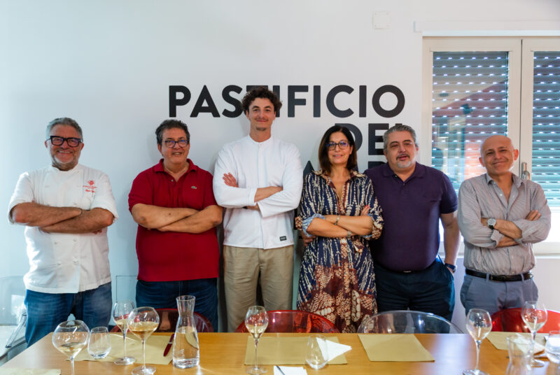 Niccolò Recalcati con, da sx: Peppe Guida, Luciano Pignataro, Barbara Guerra, Giuseppe Di Martino, Albert Sapere