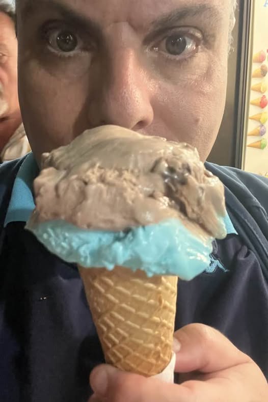 Gelato a puffo per fare pendant col colletto della maglietta