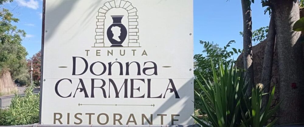 Insegna Tenuta e Ristorante Donna Carmela di Pisciotta